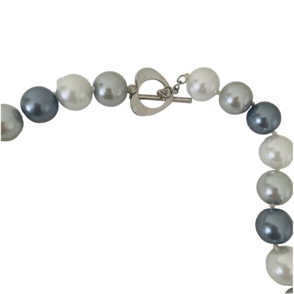 White and Gray Faux Pearl Beaded Necklace - Picture 3 of 3
